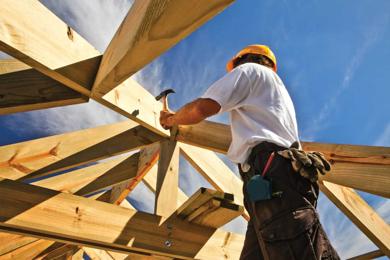Artisan travaillant sur une structure de charpente en bois